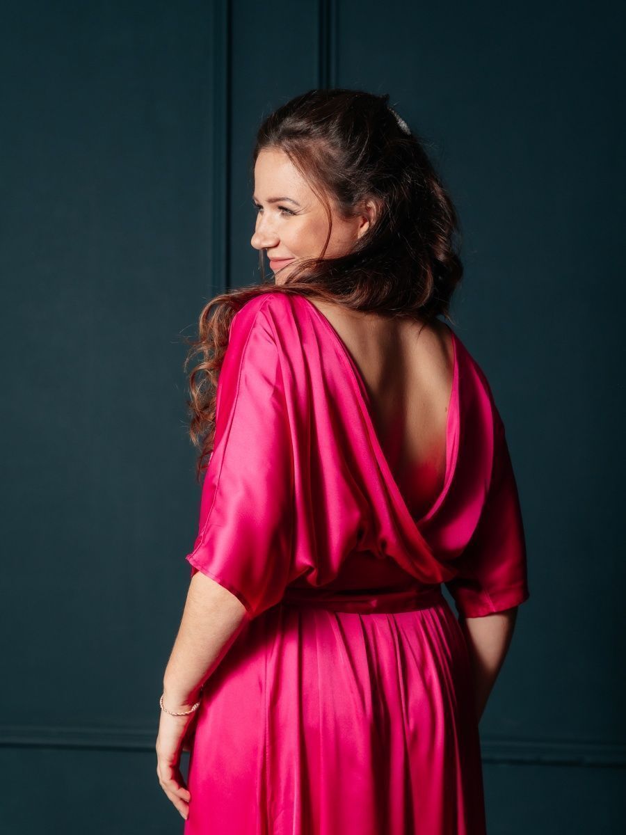 CARMEN Короткое атласное вечернее платье Carmen цвета фуксии с открытой спиной