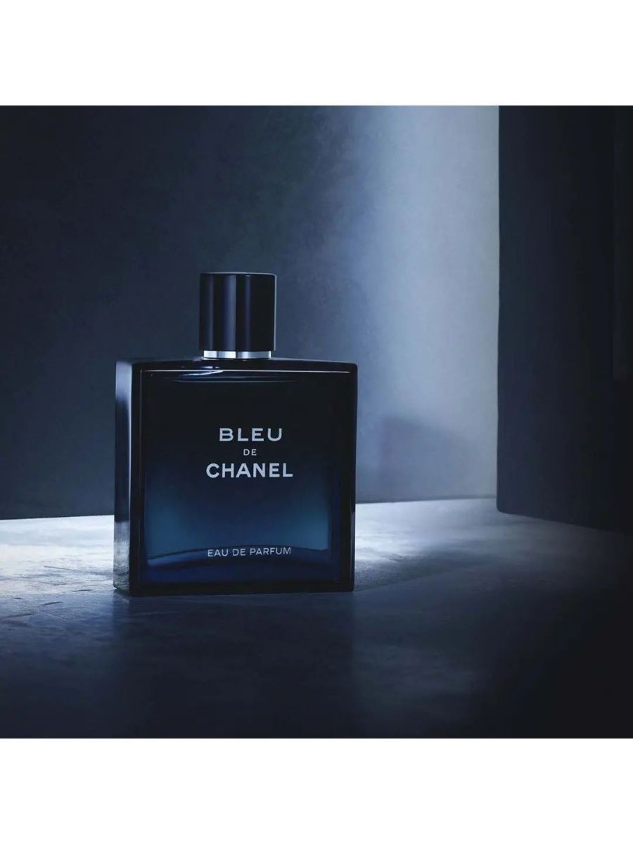 Де туалетная вода. Духи Шанель Блю де Шанель. Blue de Chanel мужские парфюмерная вода. Шанель Блю Эссенс. Шанель Блю Хьюго.