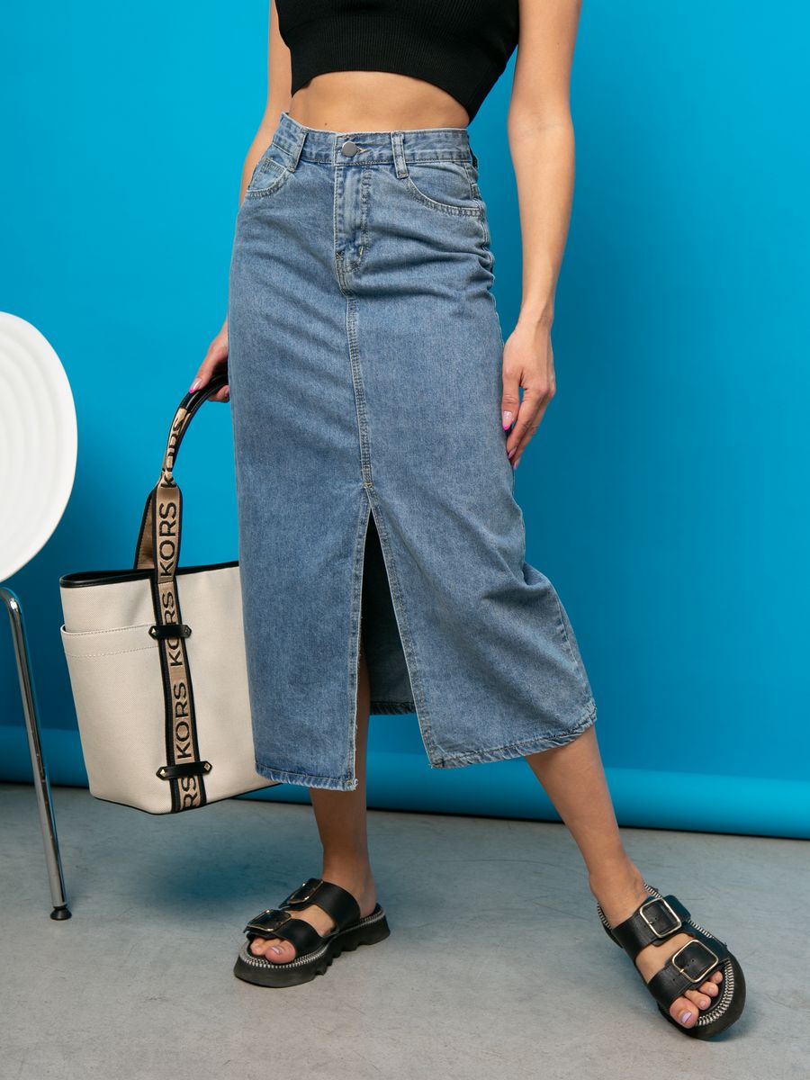 Длинная джинсовая юбка с кроссовками фото