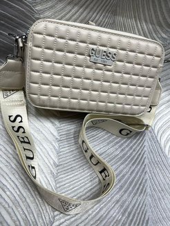 Сумка guess разноцветная. Сумка guess цветастая. Образы с сумкой guess. Сумка guess под змею.